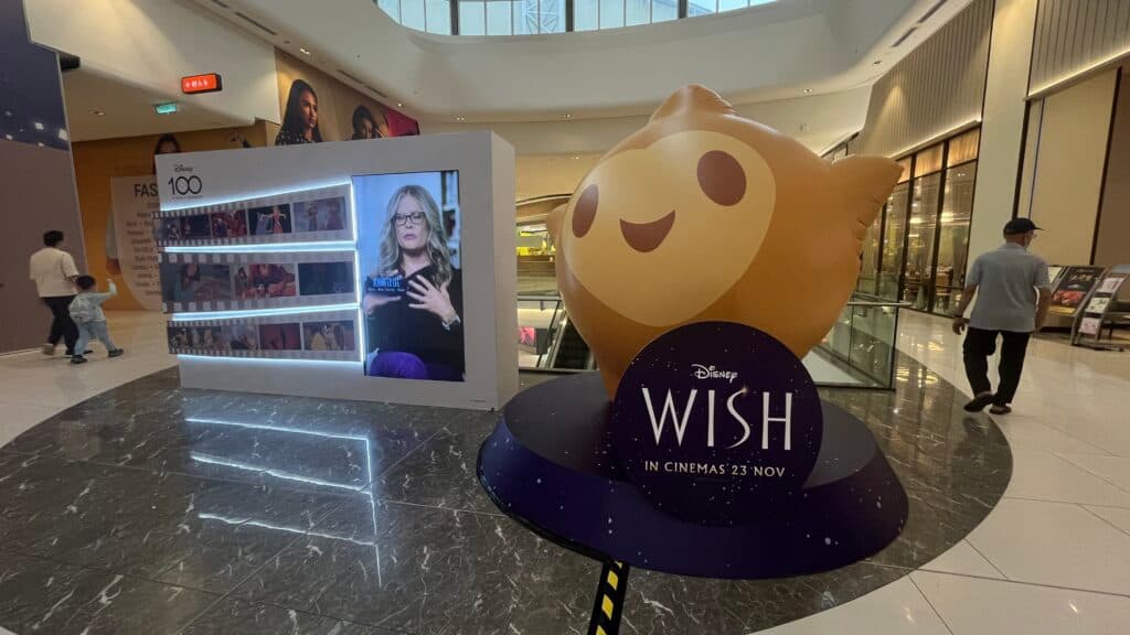 Disney's Wish Star Inflatable Replica — photo 2