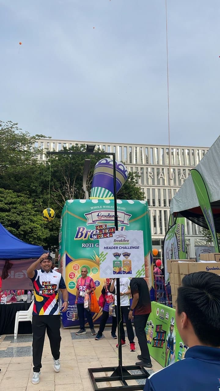 Gardenia Bread Inflatable Replica — photo 1