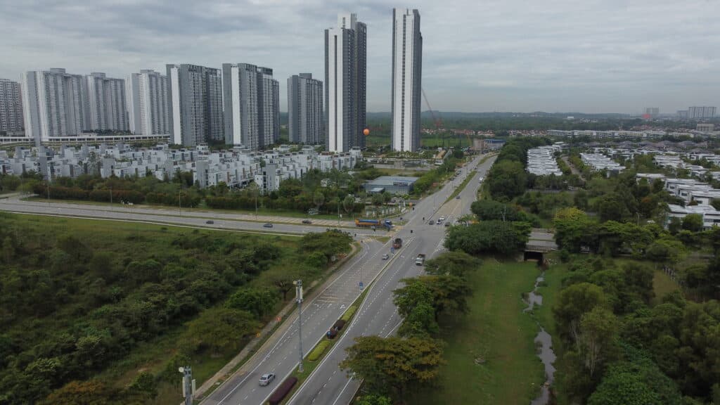 Giant Advertising Balloon at Avaland's Sanderling 2 Lakefront Cyberjaya — photo 2