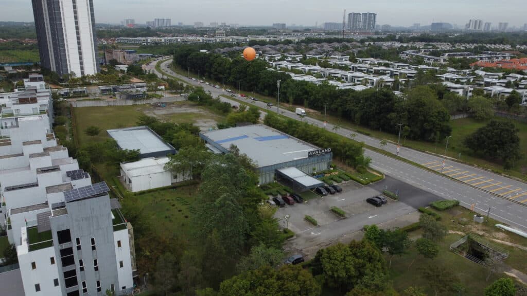 Giant Advertising Balloon at Avaland's Sanderling 2 Lakefront Cyberjaya — photo 3