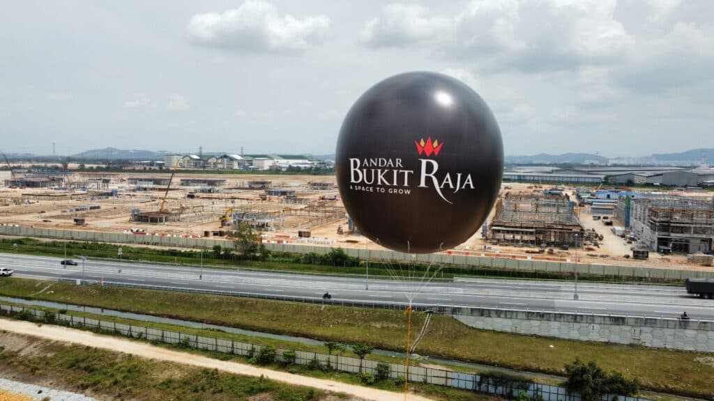 Giant Advertising Balloon at Bandar Bukit Raja, Klang — photo 2