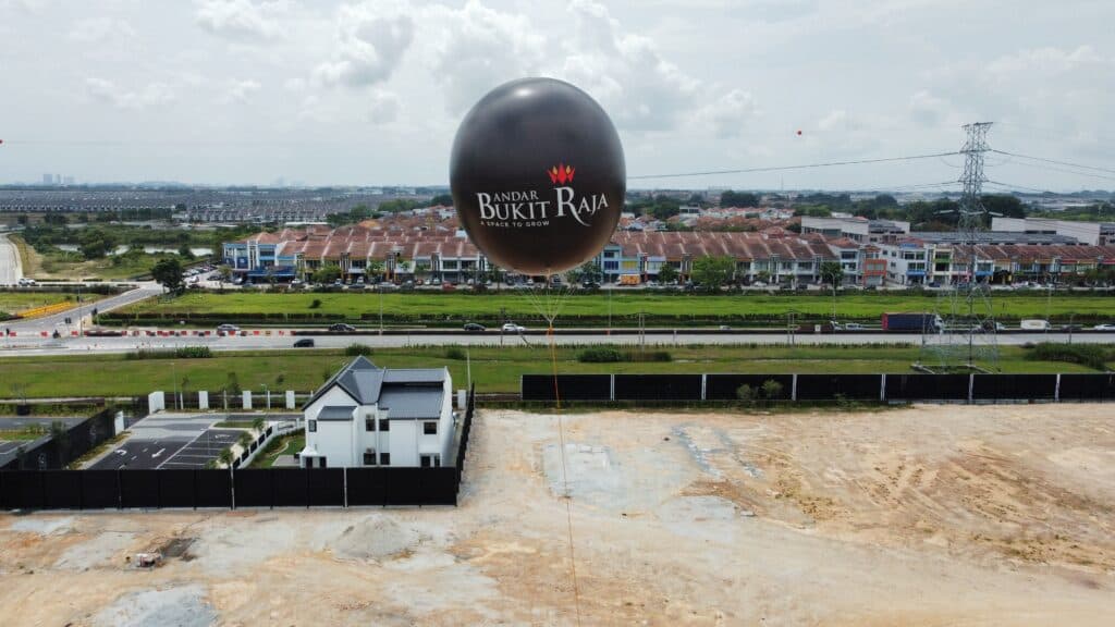 Giant Advertising Balloon at Bandar Bukit Raja, Klang — photo 4