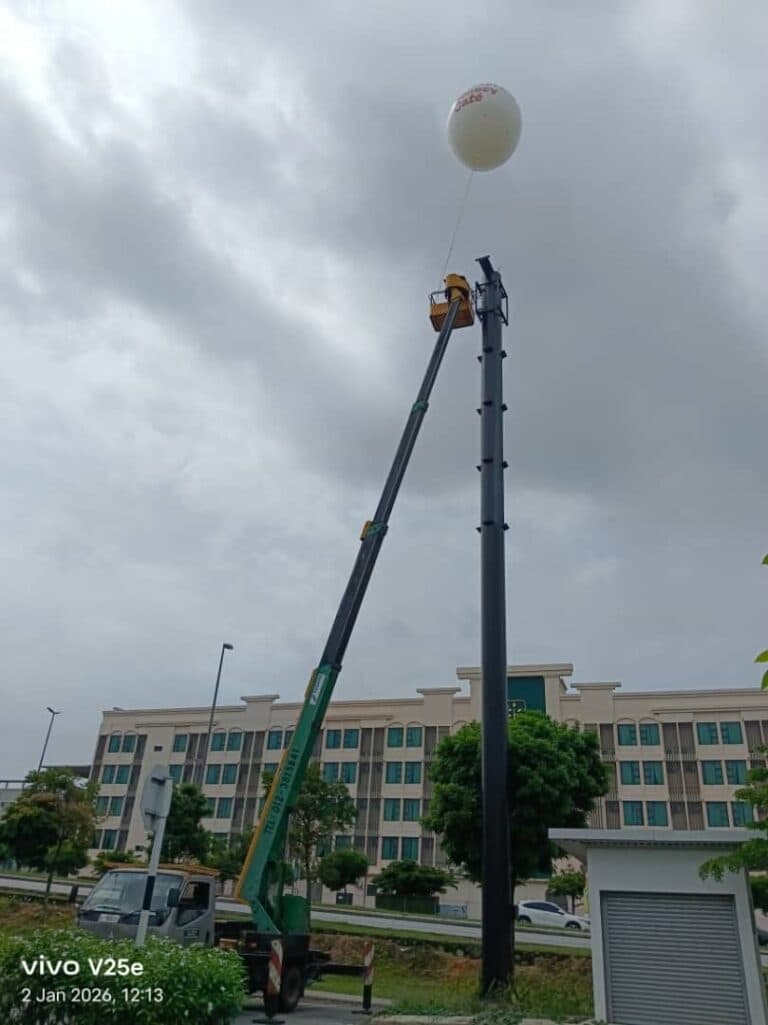 Giant Advertising Balloon at Christine's Bakery, Bangi Avenue — photo 7