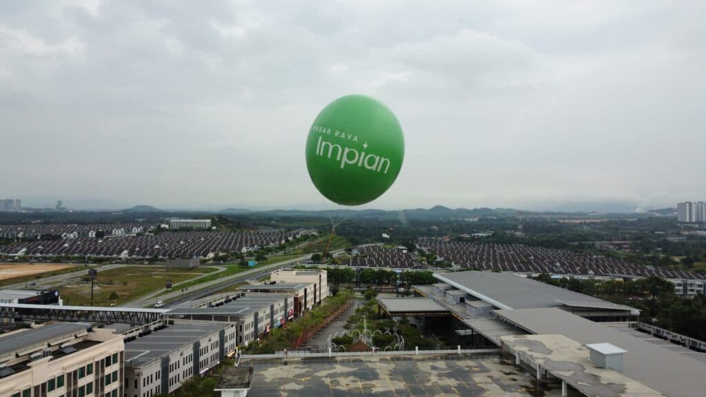 Giant Advertising Balloon Installation in Bangi for Pasar Raya Impian — photo 1