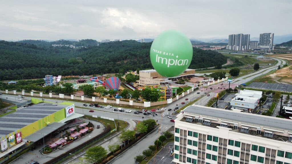 Giant Advertising Balloon Installation in Bangi for Pasar Raya Impian — photo 3