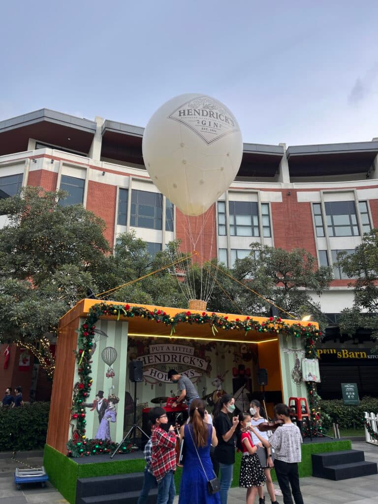 Hendricks Christmas Hot Air Balloon Replica — photo 2