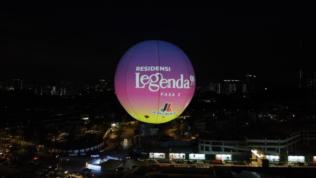 Lighted Giant Balloon at JL99 Group's Hong Kong Nostalgia Bazaar — photo 3