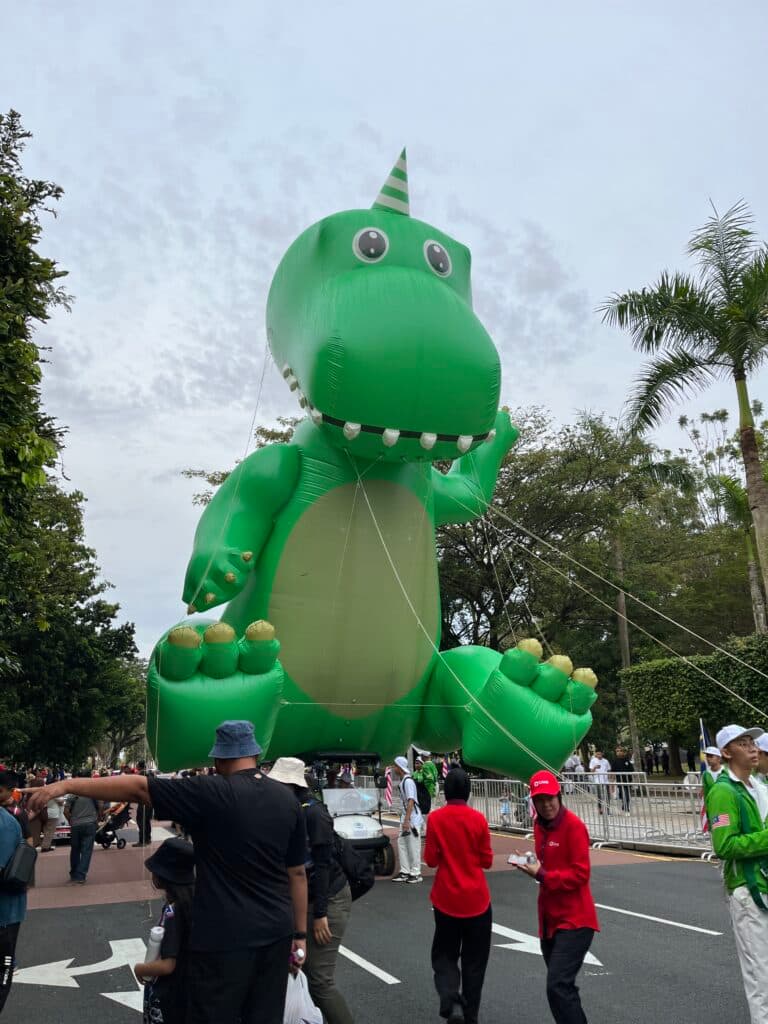 Maxis Dinosaur Inflatable Replica Merdeka 2023 — photo 2