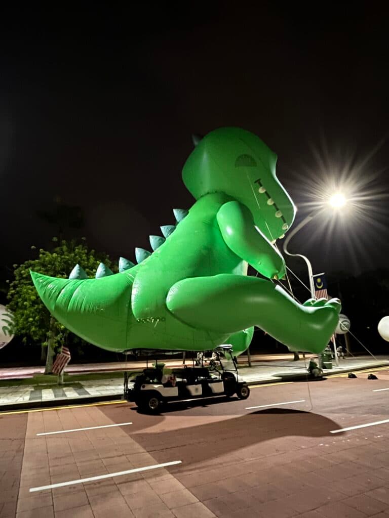 Maxis Dinosaur Inflatable Replica Merdeka 2023 — photo 4