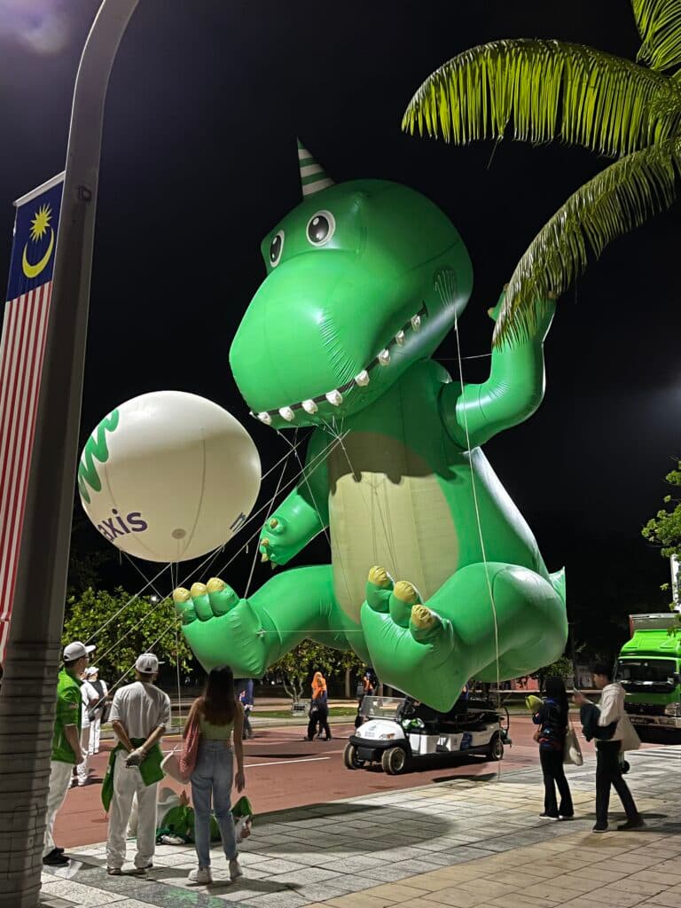 Maxis Dinosaur Inflatable Replica Merdeka 2023 — photo 5
