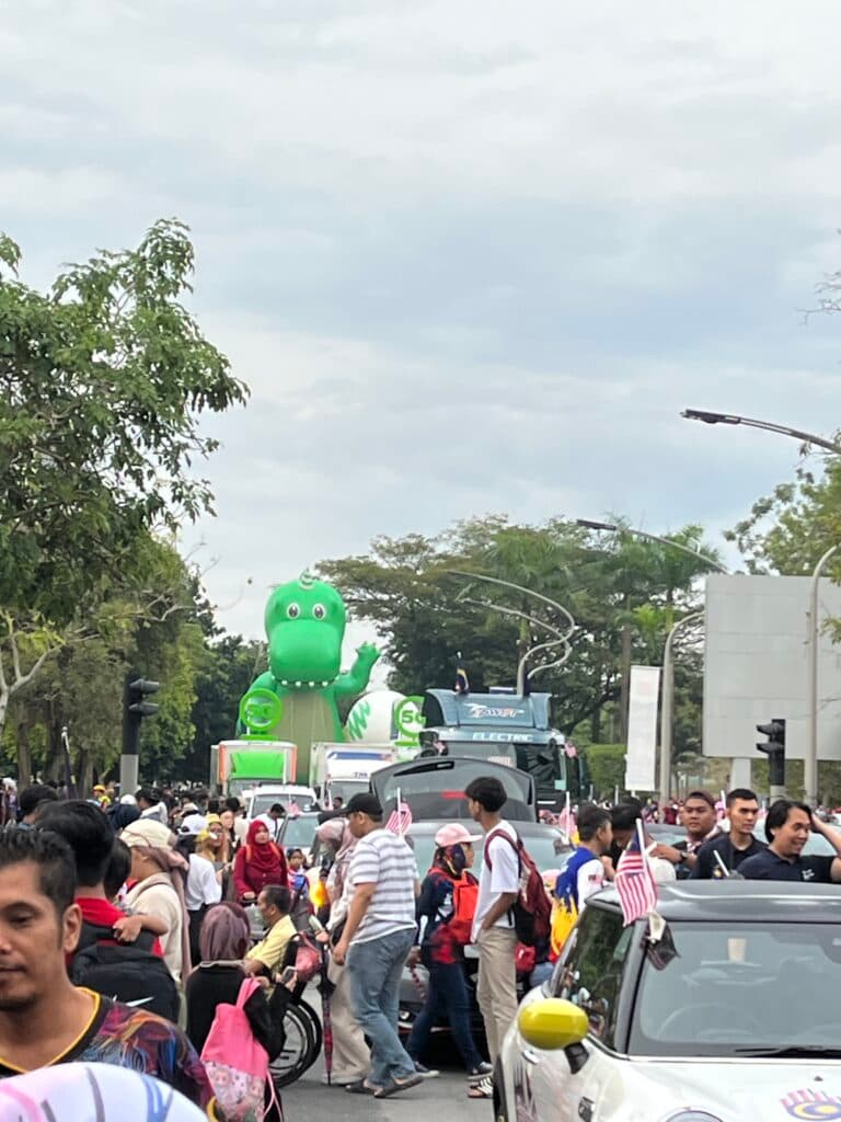 Maxis Dinosaur Inflatable Replica Merdeka 2023 — photo 9