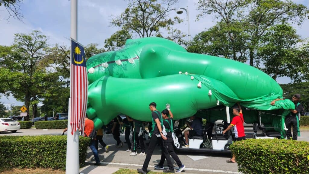 Maxis Dinosaur Inflatable Replica Merdeka 2023 — photo 12