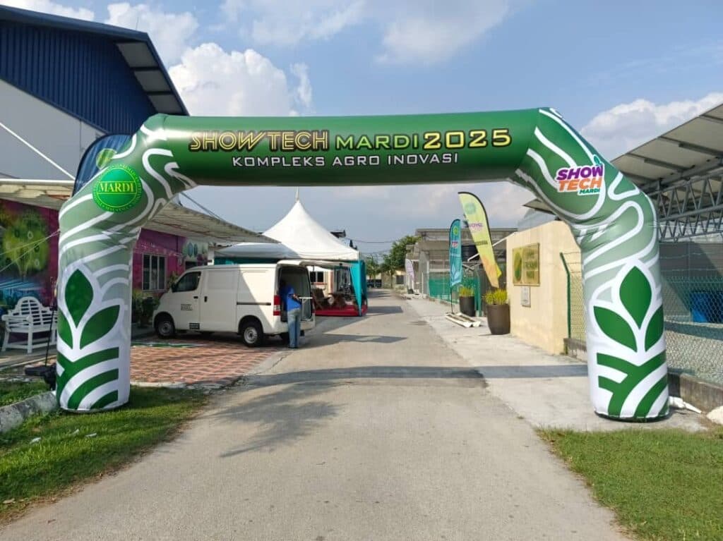 Show Tech MARDI 2025 Inflatable Arch and Skydancer — photo 1