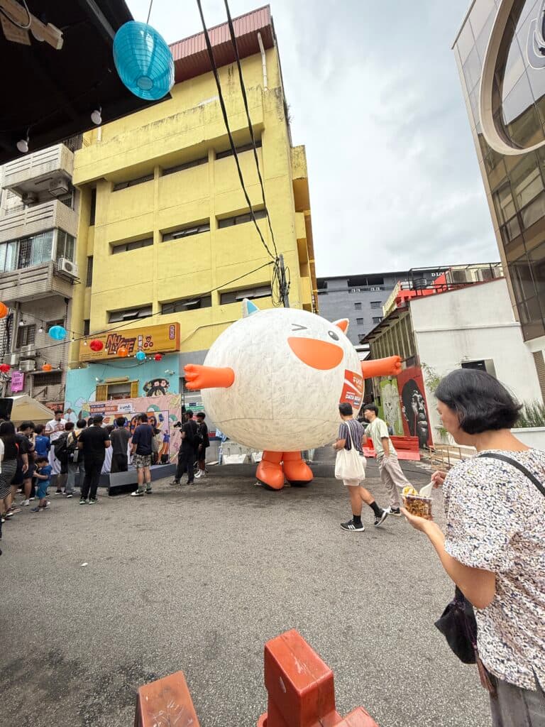 Unifi Mascot Inflatable Replica at Chinatown KL — photo 4