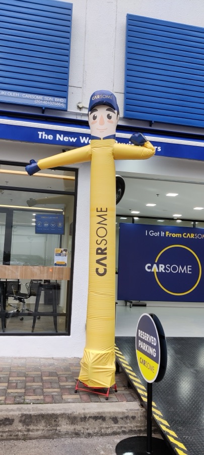 Single yellow Carsome waving sky dancer, real project reference