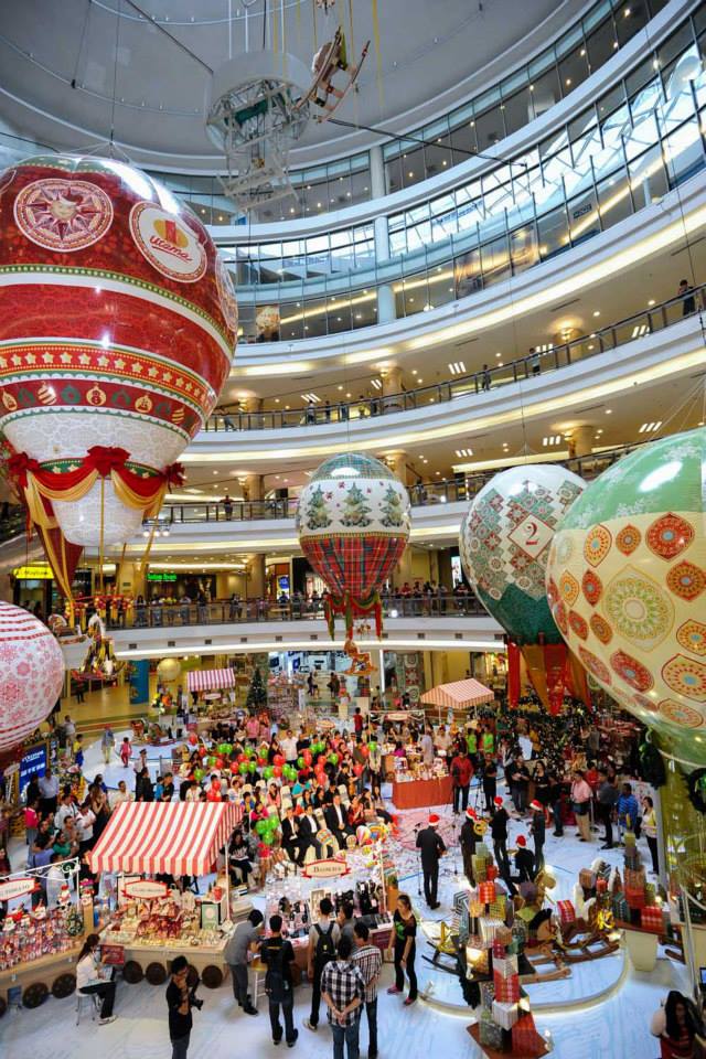 Hiasan Belon Udara Panas Bertema Krismas di Pusat Membeli-belah — photo 1