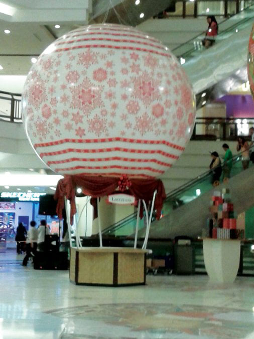 Hiasan Belon Udara Panas Bertema Krismas di Pusat Membeli-belah — photo 2