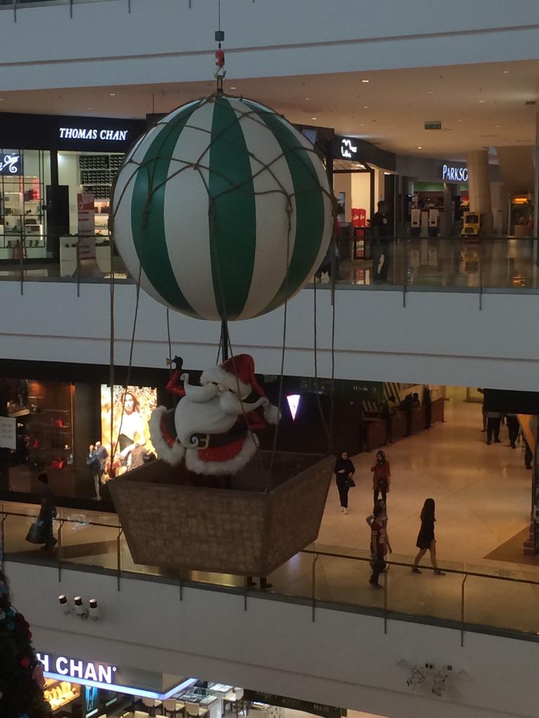 Hiasan Belon Udara Panas Bertema Krismas di Pusat Membeli-belah — photo 3