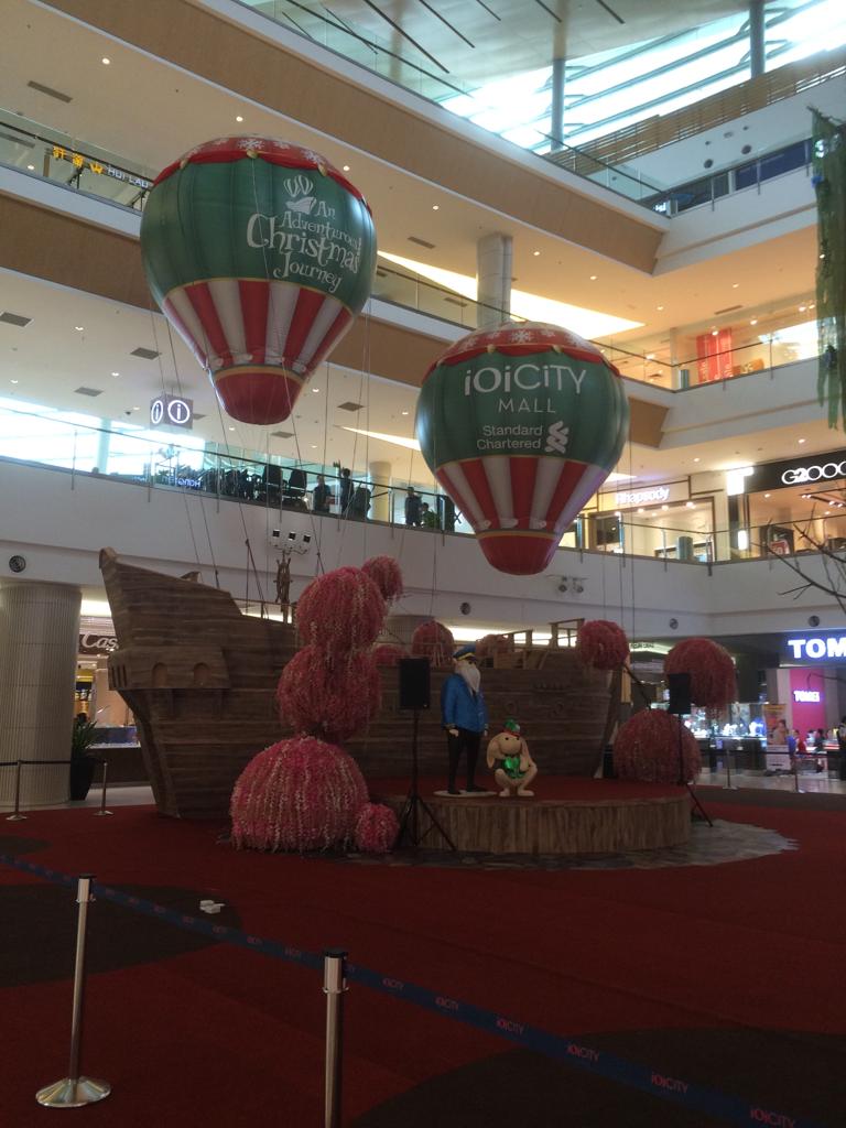 Hiasan Belon Udara Panas Bertema Krismas di Pusat Membeli-belah — photo 4