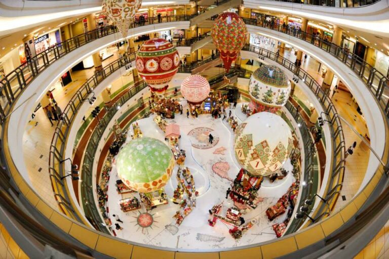 Hiasan Belon Udara Panas Bertema Krismas di Pusat Membeli-belah — photo 5
