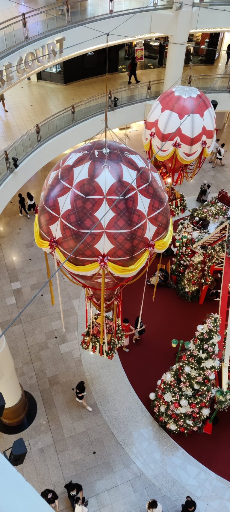 Hiasan Belon Udara Panas Bertema Krismas di Pusat Membeli-belah — photo 6