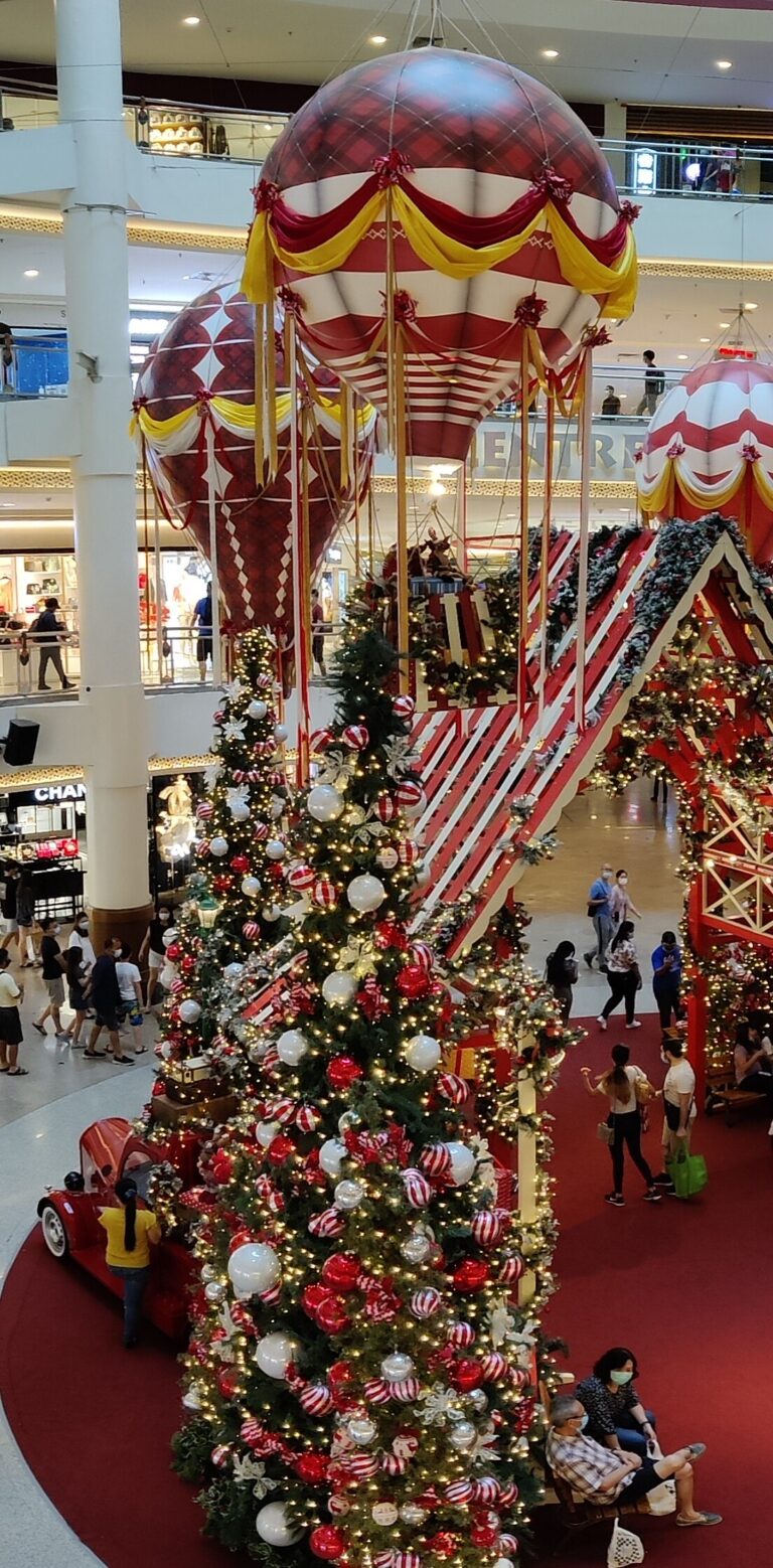Hiasan Belon Udara Panas Bertema Krismas di Pusat Membeli-belah — photo 8