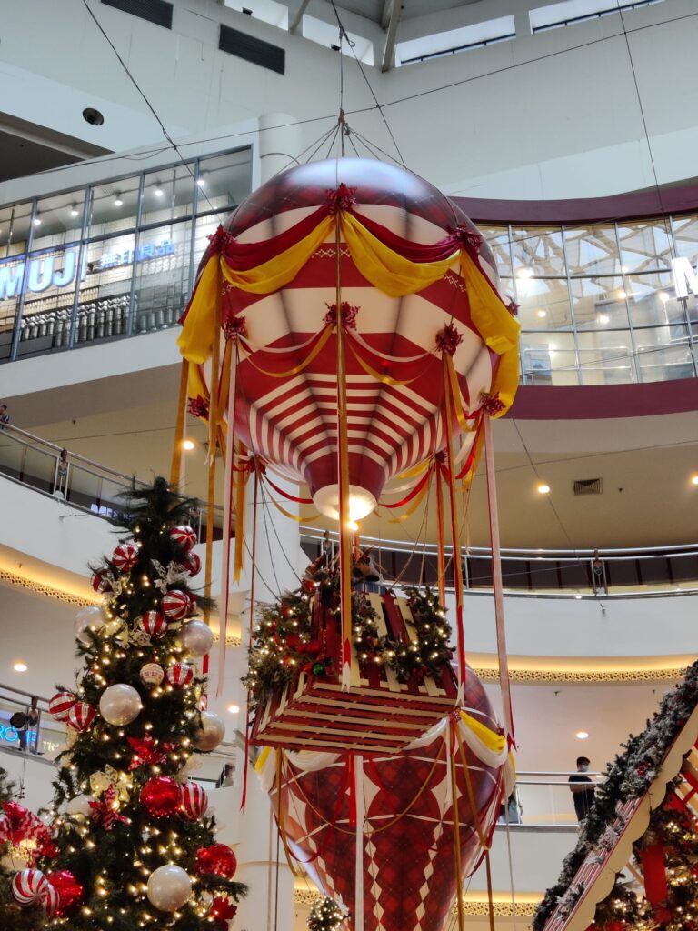 Hiasan Belon Udara Panas Bertema Krismas di Pusat Membeli-belah — photo 9