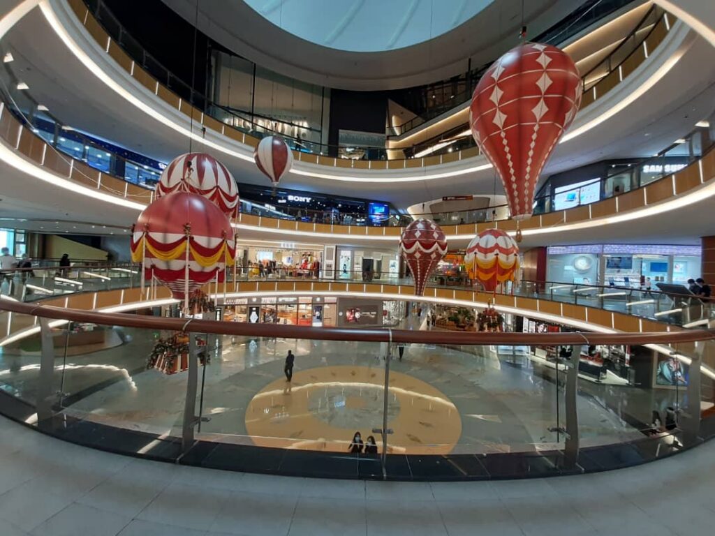 Hiasan Belon Udara Panas Bertema Krismas di Pusat Membeli-belah — photo 10
