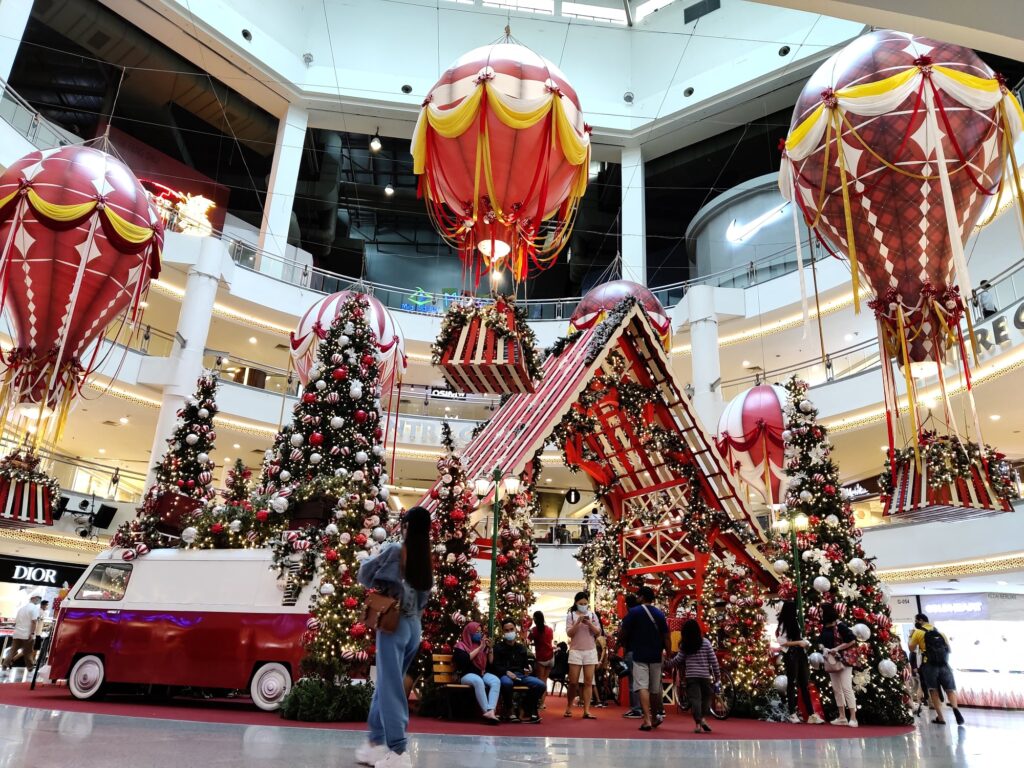 Hiasan Belon Udara Panas Bertema Krismas di Pusat Membeli-belah — photo 11