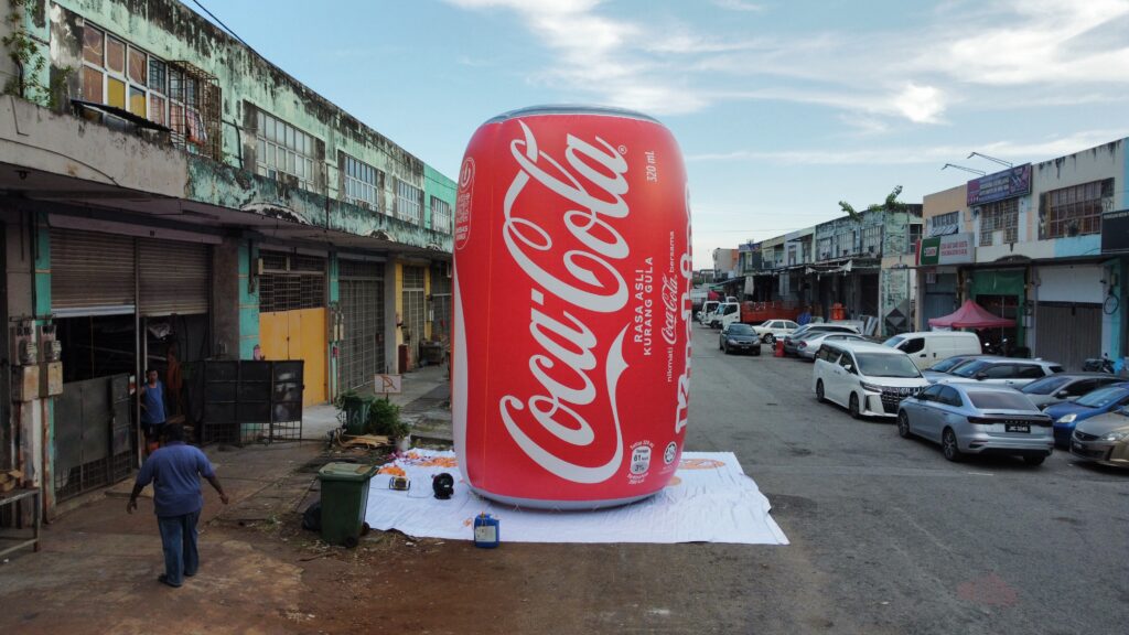Inflatable Coca-Cola di Viva City Mall, Kuching, Sarawak — photo 1