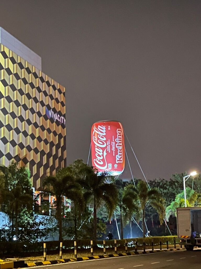 Inflatable Coca-Cola di Viva City Mall, Kuching, Sarawak — photo 2