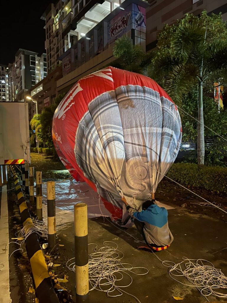 Inflatable Coca-Cola di Viva City Mall, Kuching, Sarawak — photo 3