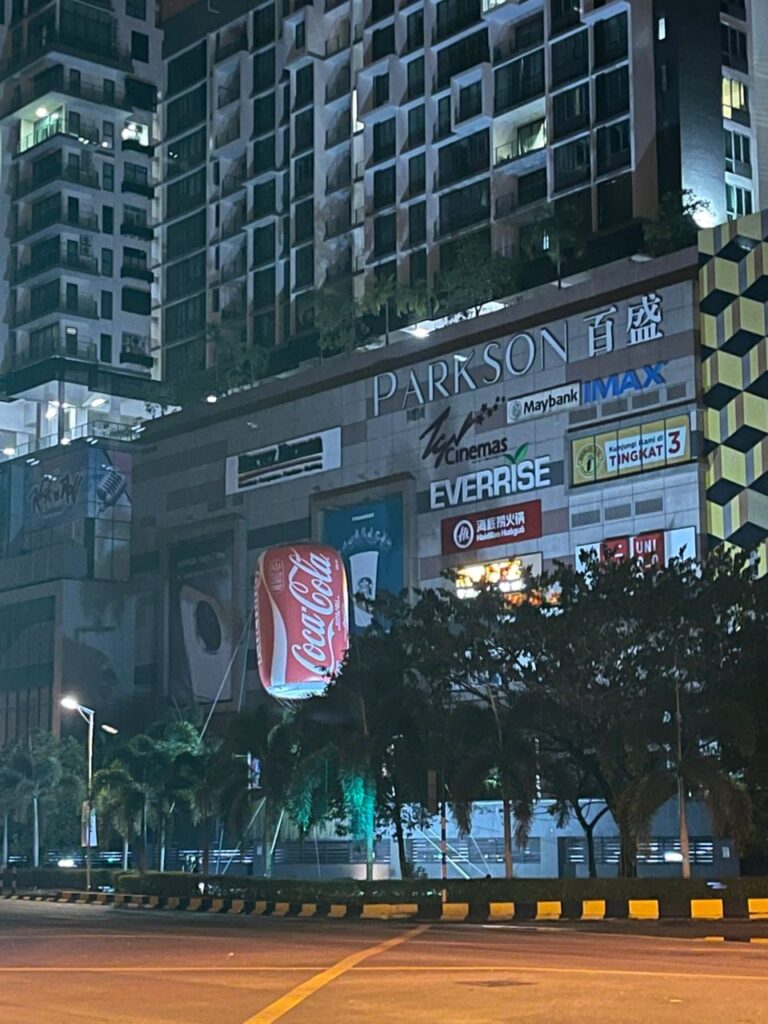 Inflatable Coca-Cola di Viva City Mall, Kuching, Sarawak — photo 5
