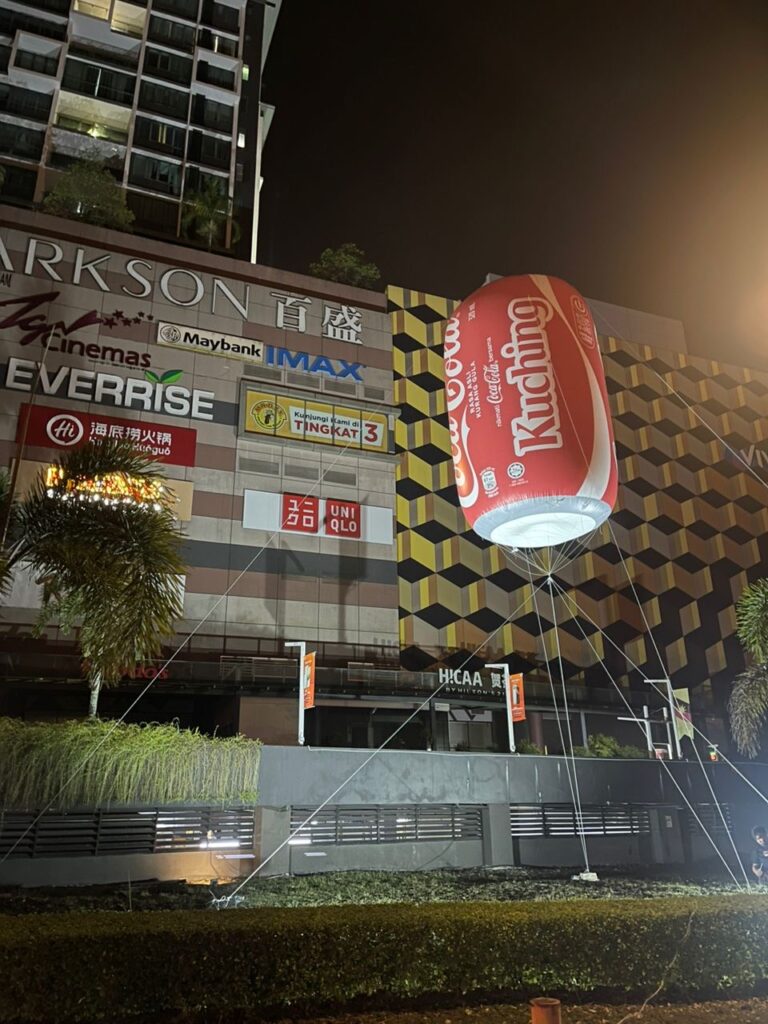 Inflatable Coca-Cola di Viva City Mall, Kuching, Sarawak — photo 7