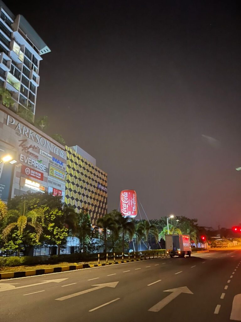 Inflatable Coca-Cola di Viva City Mall, Kuching, Sarawak — photo 9
