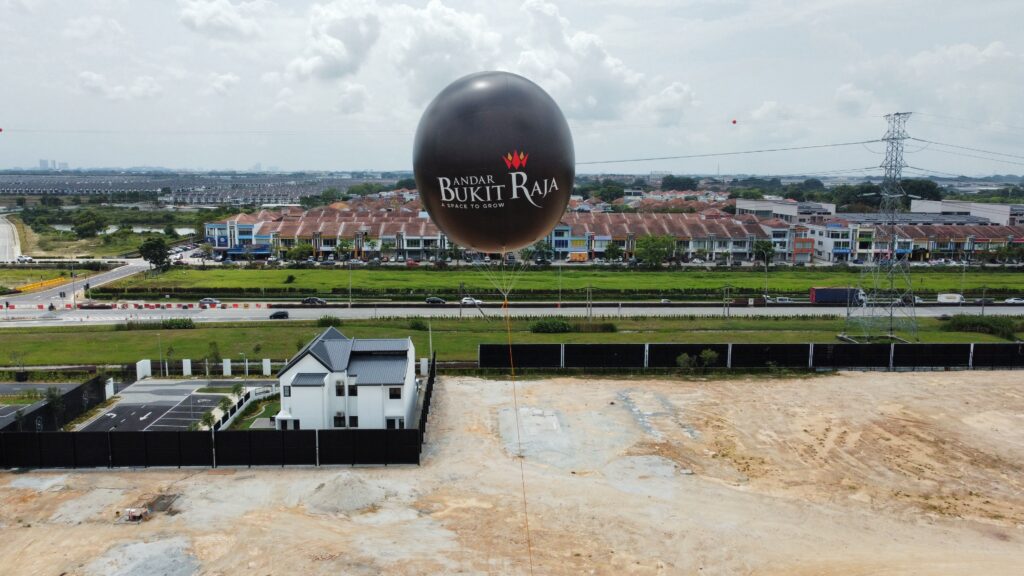 Giant Advertising Balloon at Bandar Bukit Raja, Klang — photo 4