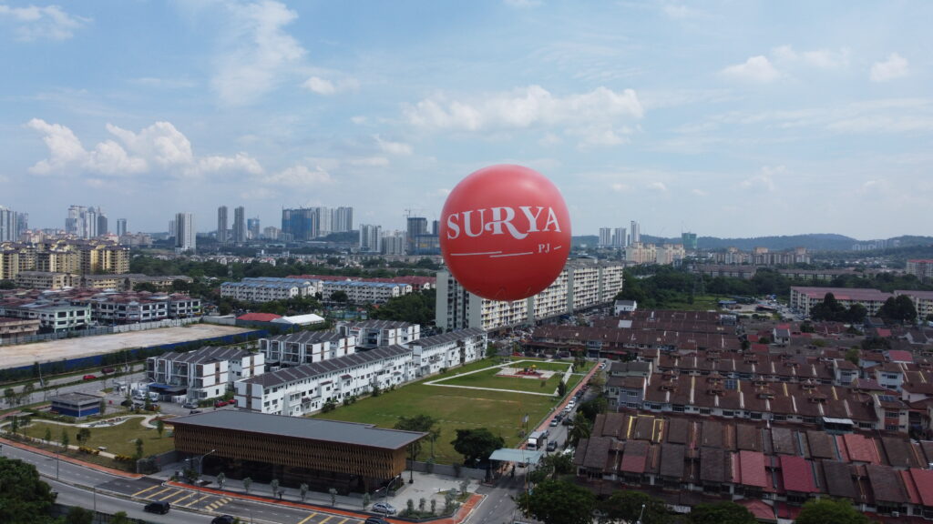 Giant Advertising Balloon at Surya PJ, Dwi Aurora Condominium Property Launching — photo 4