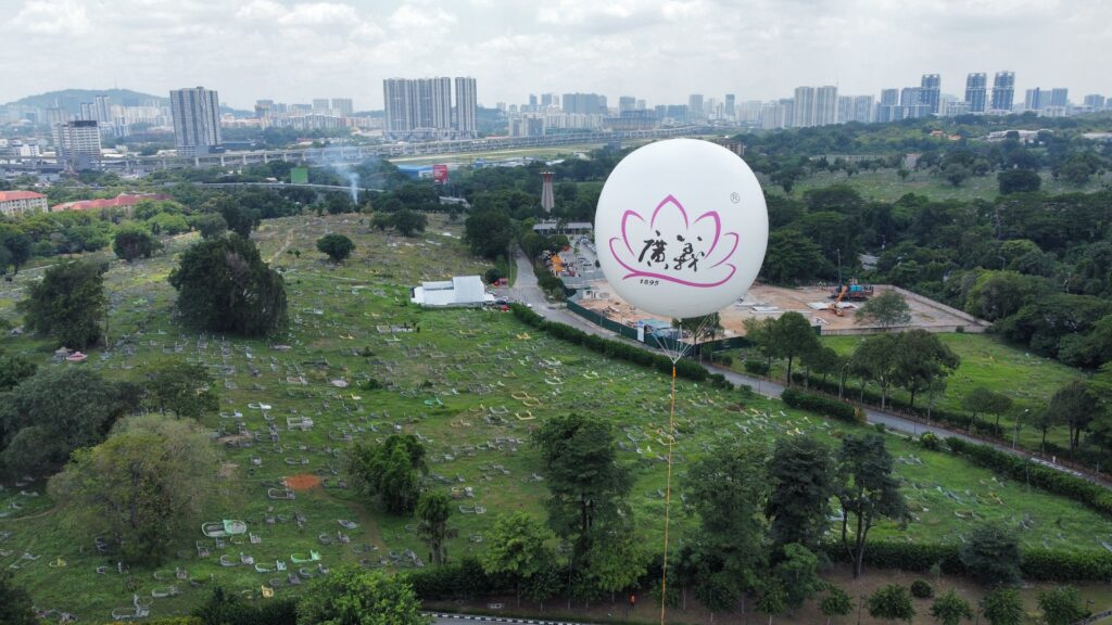 Belon Pengiklanan Gergasi Menjulang Tinggi di Kwong Tong Cemetery — photo 2