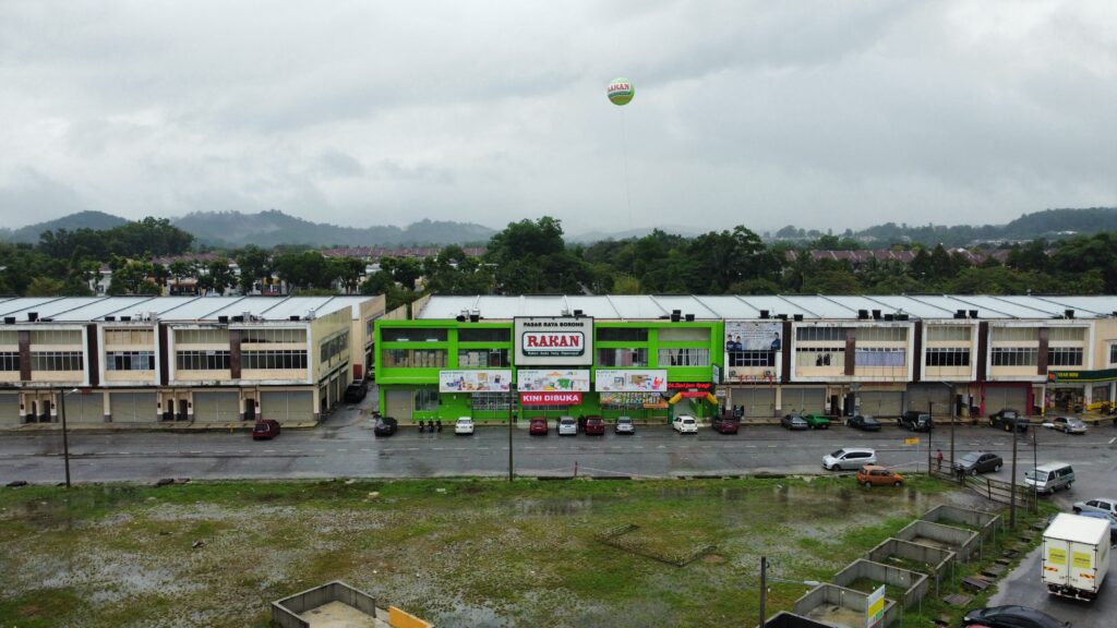 Giant Balloon Pasaraya Rakan Batang Kali Opening — photo 2