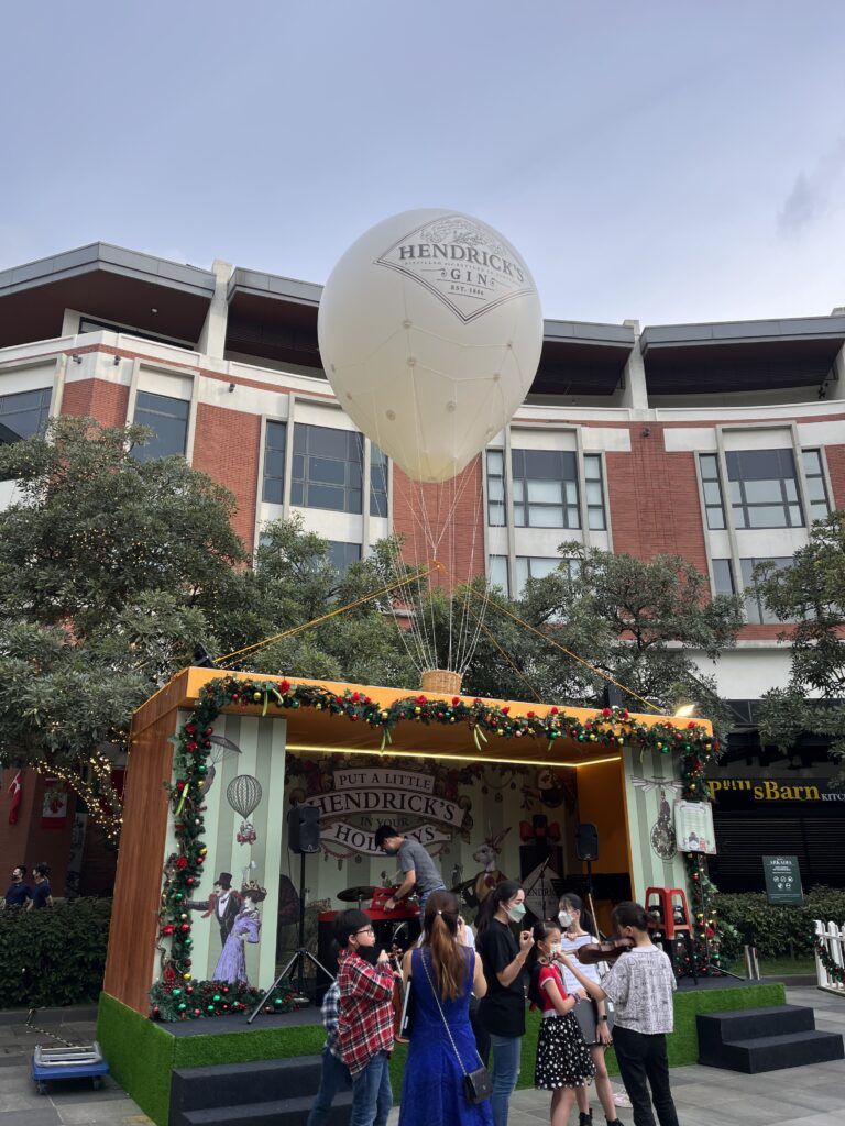 Hendricks Christmas Hot Air Balloon Replica — photo 2