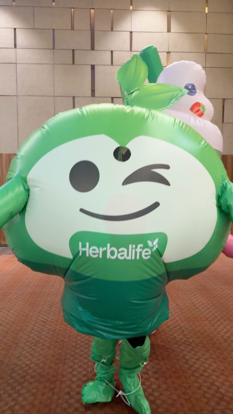 Inflatable Mascot Installation at Setia City Convention Centre for Herbalife — photo 1