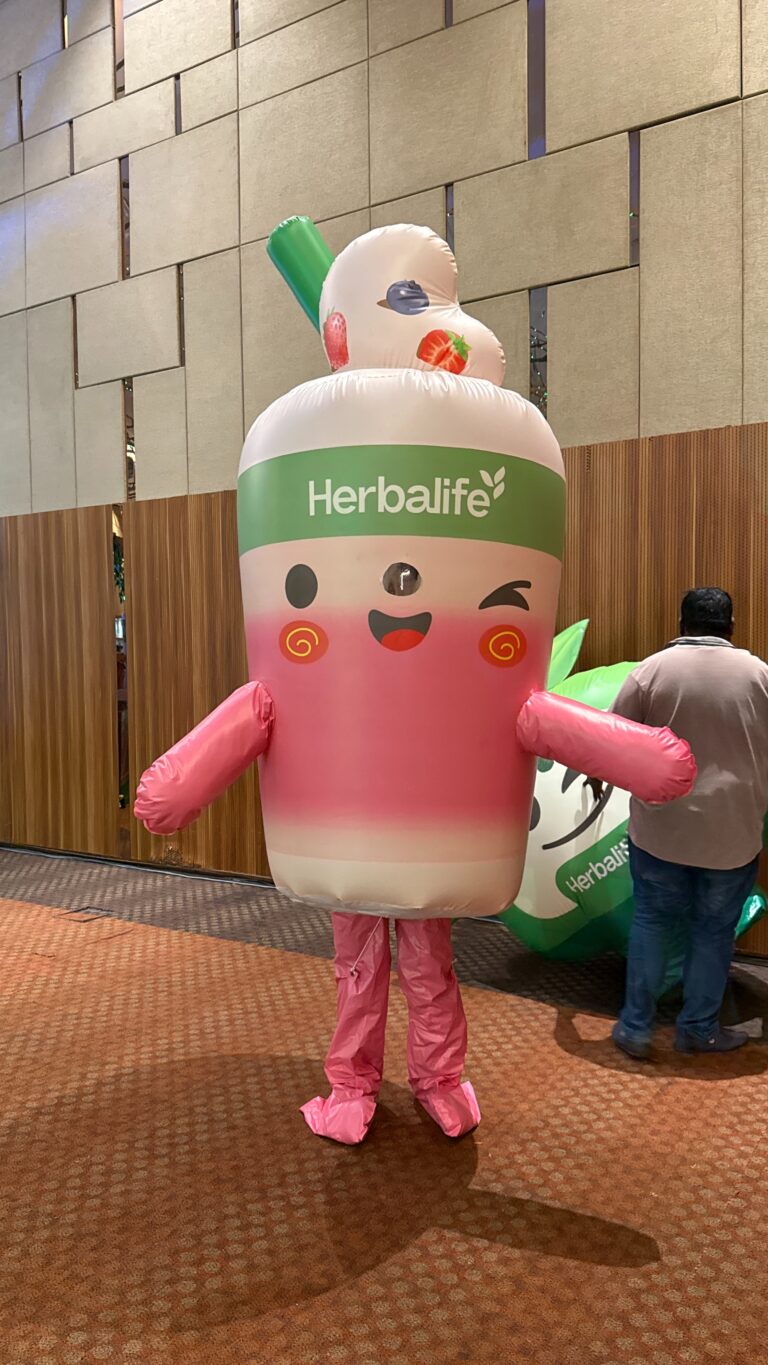 Inflatable Mascot Installation at Setia City Convention Centre for Herbalife — photo 4