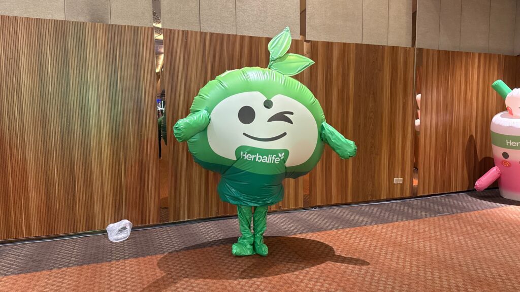 Inflatable Mascot Installation at Setia City Convention Centre for Herbalife — photo 5