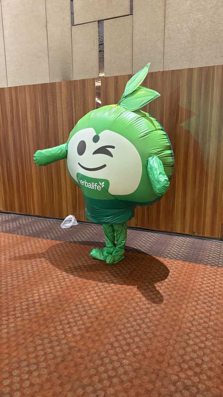 Inflatable Mascot Installation at Setia City Convention Centre for Herbalife — photo 6