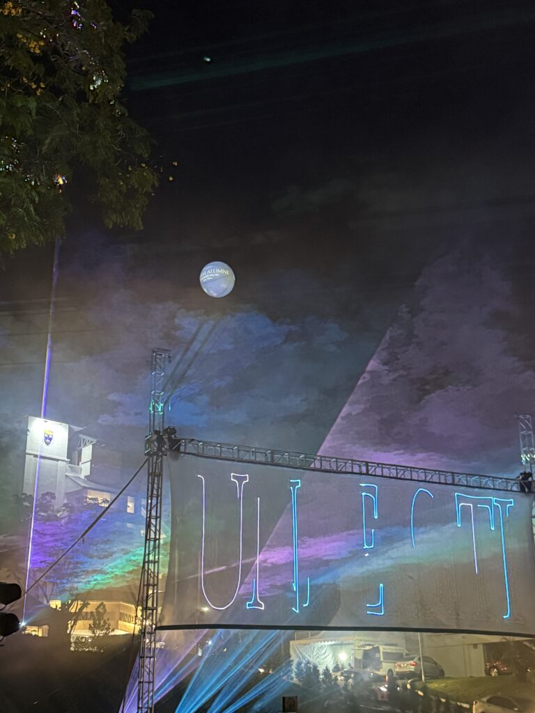 Lighted Giant Advertising Balloon at Universiti Malaya — photo 5