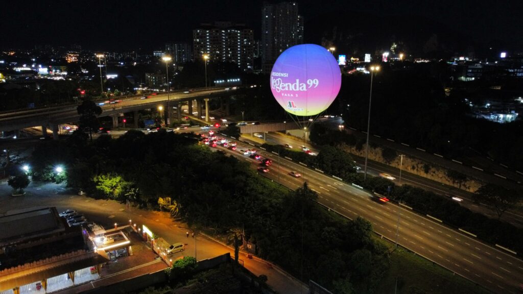 Lighted Giant Balloon at JL99 Group's Hong Kong Nostalgia Bazaar — photo 5