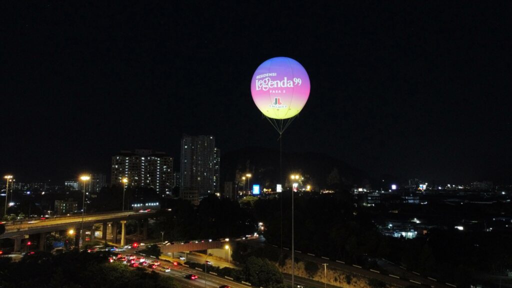 Lighted Giant Balloon at JL99 Group's Hong Kong Nostalgia Bazaar — photo 6