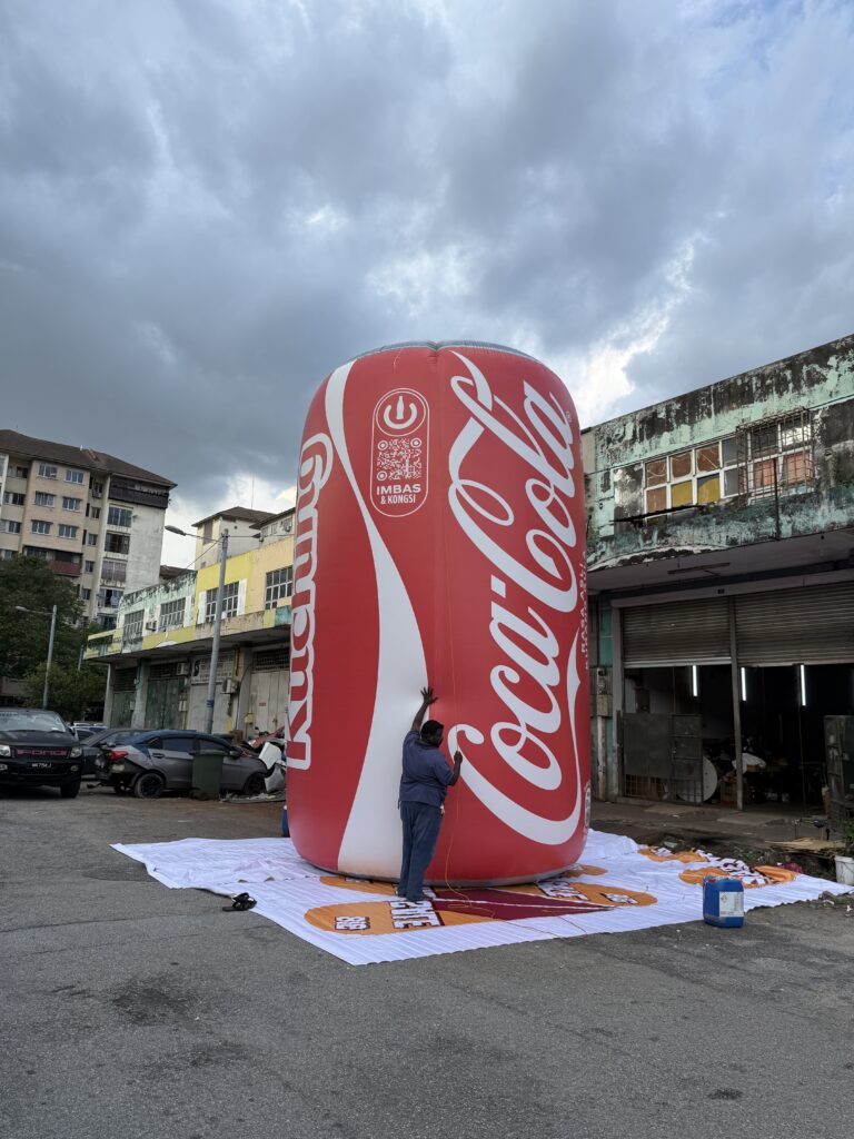 Buat Pernyataan Berani dengan Replika Tin Coca-Cola Inflatable Gergasi — photo 1