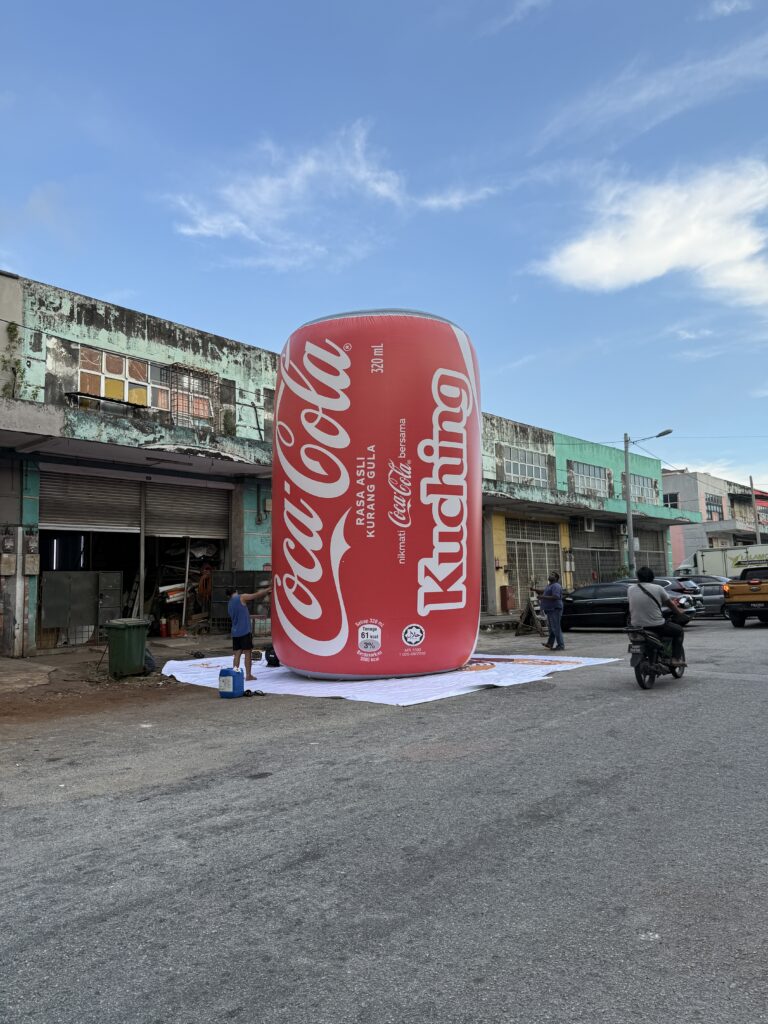 Buat Pernyataan Berani dengan Replika Tin Coca-Cola Inflatable Gergasi — photo 2