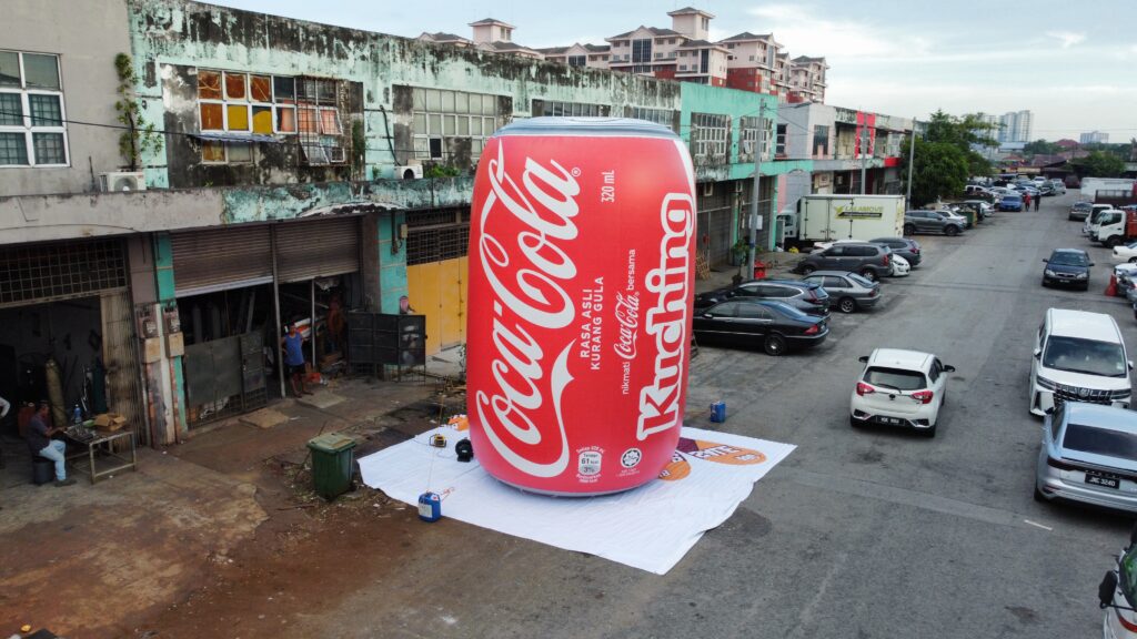 Buat Pernyataan Berani dengan Replika Tin Coca-Cola Inflatable Gergasi — photo 3